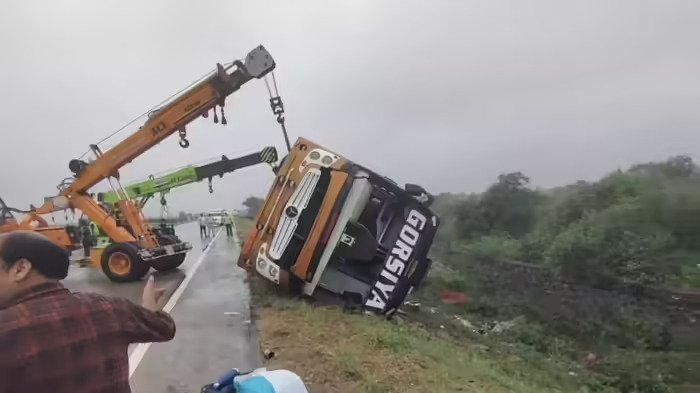 kota-bus-overturns