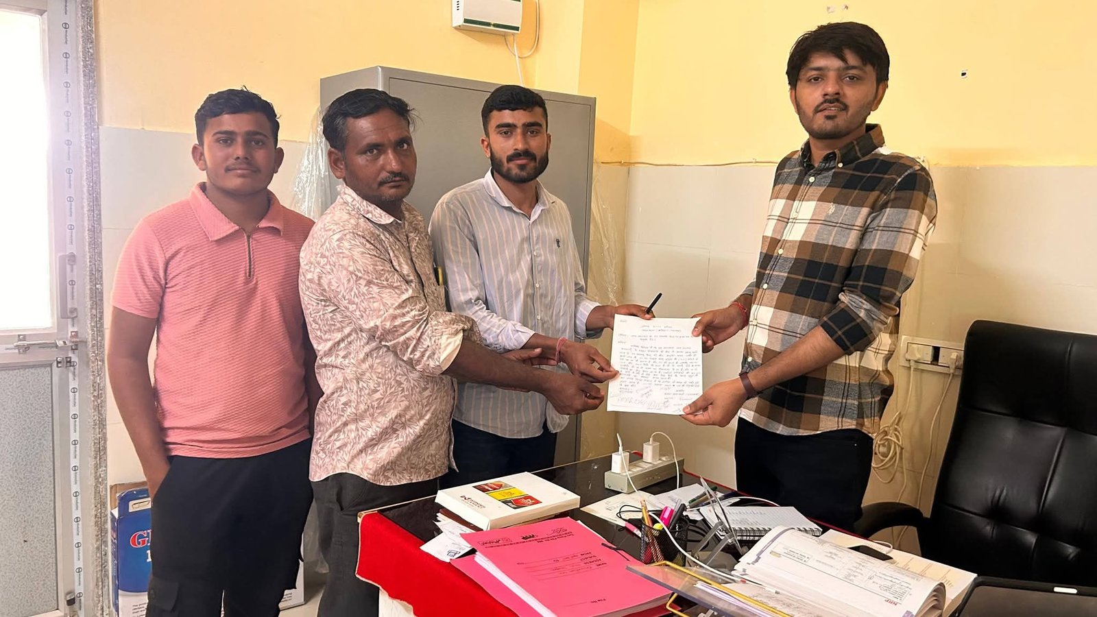 मंडावला उप स्वास्थ्य केंद्र में स्टाफ की मांग, ग्रामीणों ने BCMO को सौंपा ज्ञापन